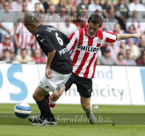 Eindhoven, 23 September 2007 Seizoen 2007/2008 Kompetitewedstrijd PSV-Feyenoord, eindstand 4-0
Danko Lazovic in duel met Theo Lucius