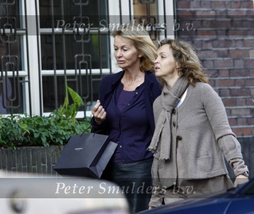 Amsterdam 8 november 2008
Johan Cruijff aan het winekelen met zijn vrouw Danny en dochter Chantal. Daarna gaan ze naar huis.
Peter Smulders bv