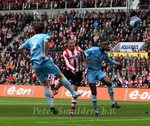 Eindhoven, 13 April 2008 Kampioenswedstrijd PSV-FC Twente, eindstand 1-1 Seizoen 2007/2008. PSV daardoor nog niet kampioen.
Danny Koevermans in een luchtduel met Douglas