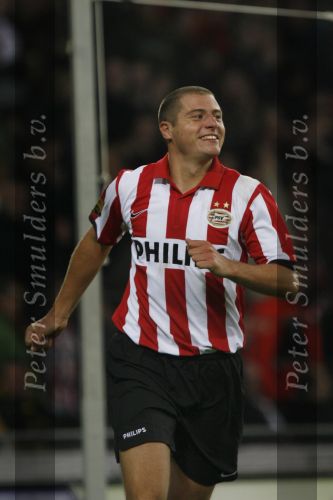Eindhoven, 20 Oktober 2007
Kompetitiewedstrijd PSV-VVV, eindstand 3-1
Seizoen 2007/2008
Danny Koevermans heeft fescoord en wordt gefeliciteerd door zijn ploeggenoten