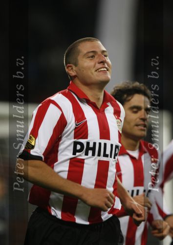 Eindhoven, 20 Oktober 2007
Kompetitiewedstrijd PSV-VVV, eindstand 3-1
Seizoen 2007/2008
Danny Koevermans heeft fescoord en wordt gefeliciteerd door zijn ploeggenoten