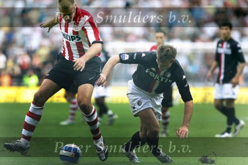 Eindhoven, 23 September 2007 Seizoen 2007/2008 Kompetitewedstrijd PSV-Feyenoord, eindstand 4-0
Danny Koevermans in duel met Kevin Hofland