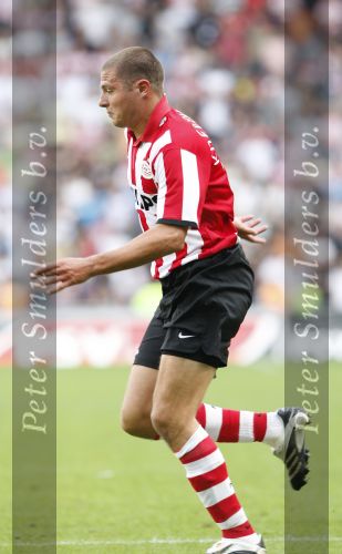 Eindhoven, 23 September 2007 Seizoen 2007/2008 Kompetitewedstrijd PSV-Feyenoord, eindstand 4-0
Danny Koevermans in duel met Theo Lucius