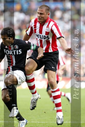 Eindhoven, 23 September 2007 Seizoen 2007/2008 Kompetitewedstrijd PSV-Feyenoord, eindstand 4-0
Danny Koevermans in duel met Giovanni v Bronckhorst