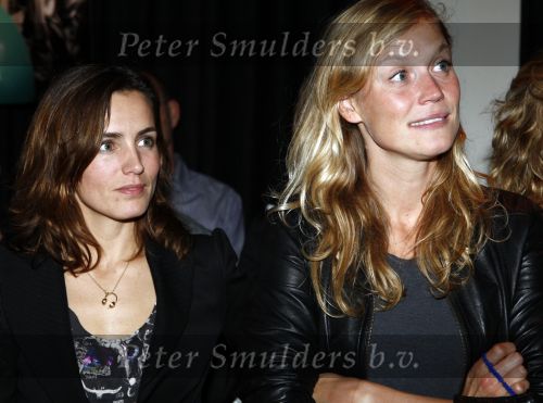 Amsterdam 16 oktober 2008
Veiling van foto\'s door diversen Bn ers gemaakt die geveild worden voor micro krediet in hotel arena. Sophie Hillbrand met Daphne Bunskoek
Peter Smulders bv