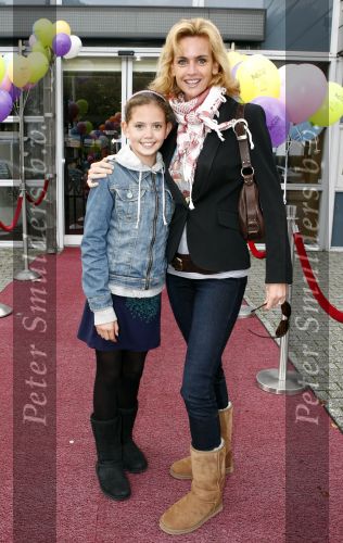 Amsterdam 4 oktober 2008
Premiere Grote Terra in de meervaart. daphne Deckers met dochter Emma
Peter Smulders bv