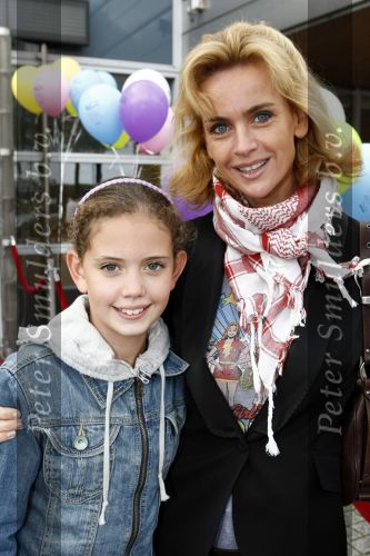 Amsterdam 4 oktober 2008
Premiere Grote Terra in de meervaart. daphne Deckers met dochter Emma
Peter Smulders bv