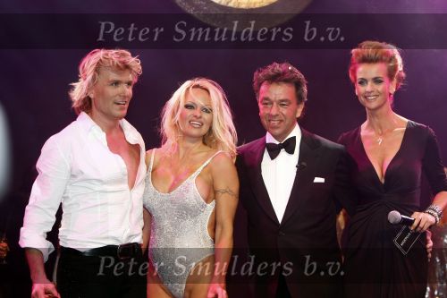 Amsterdam 11 december 2008
Openings en VIP avond van de Miljonairsfair in de Rai. Hans Klok met Pamela Anderson  Yves Gijraths en Dapne Deckers
Peter Smulders bv
