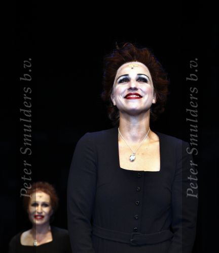 Den Haag 27 oktober 2008
Premiere Piaf en het koninklijk theater i Den Hag met Liesbeth List in de hoofdrol. Geert Hoes Daphne Flint Ara Halici Esther Roord Jan Elbertse Raymond Kurvers en Elaine Feijen
Peter Smulders bv