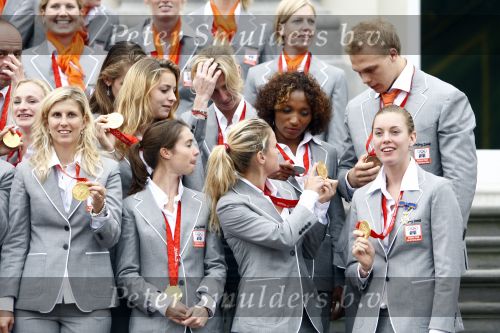 Den Haag 27 augustus 2008
De Olympische medaille winnaars van Peking op het bordes bij Koningin Beatrix. Aanwezig oa Anky v Grunsven Maarten v d Weijden Inge Dekker Marianne Vos Naomi v As Fatima de Moreiro Melo, anky v Grunsven Deborah Gravenstijn...
Peter Smulders bv