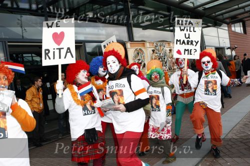 Amsterdam 3 april 2008
Openingsfeest van de politieke partij trots op NL van Rita Verdonk in de passengers terminal. Politie met demonstranten
Peter Smulders bv