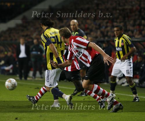 Eindhoven, 23 Oktober 2007
Champions League wedstrijd PSV-Fenerbahce, eindstand 0-0
Seizoen 2007/2008
Deniz Bares in duel met Jan Kromkamp