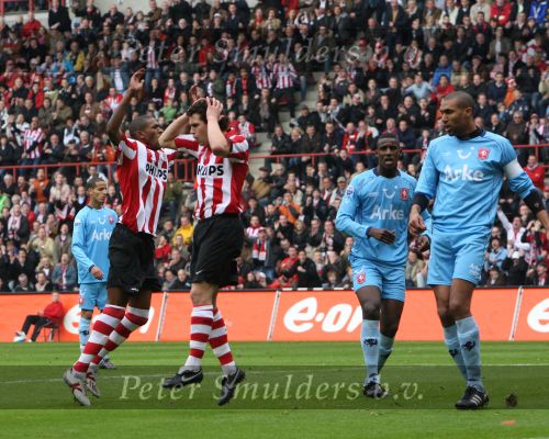 Eindhoven, 13 April 2008 Kampioenswedstrijd PSV-FC Twente, eindstand 1-1 Seizoen 2007/2008. PSV daardoor nog niet kampioen.
Ontzetting bij Dirk Marcellis en Alcides na het missen van een kans. Orlando Engelaar kijkt toe