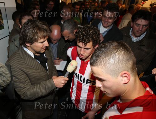 Arnhem, 20 April 2008 Kompetitiewedstrijd Vitesse-PSV, eindstand 0-1 Seizoen 2007/2008
PSV Landskampioen
Dirk Marcellis wordt geintervieuwd door Toine v Peperstraten