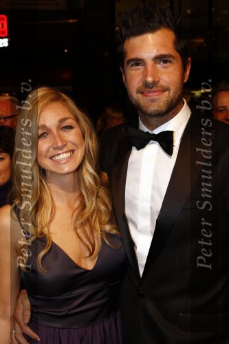 Amsterdam 13 oktober 2008
Zangeres Do Zangeres met man Mark  bij premiere Bride flight in Tuschinski.