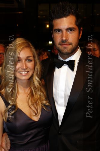 Amsterdam 13 oktober 2008
Zangeres Do Zangeres met man Mark  bij premiere Bride flight in Tuschinski.