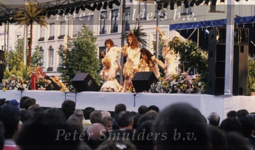 9 Mei 1987 Schiphol OostLuchthaven, optreden in Antwerpen(Stage ) en optreden in Haren ( Groningen ) een dag  met de Dolly Dots on Tour met Angela Groothuizen Ria Brieffies Patty Zomer Esther Oosterbeek en Angela Kramers
Foto Peter Smulders BV