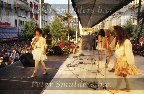 9 Mei 1987 Schiphol Oost Antwerpen Luchthaven, optreden in Antwerpen (Stage ) en optreden s\'avonds in Haren ( Groningen ) een dag met de Dolly Dots On Tour met Angela Groothuizen Ria Brieffies Patty Zomer Esther Oosterbeek en Angela Kramers
