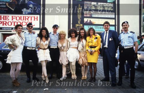 9 Mei 1987 Schiphol Oost Antwerpen Luchthaven, optreden in Antwerpen (Stage ) en optreden s\'avonds in Haren ( Groningen ) een dag met de Dolly Dots On Tour met Angela Groothuizen Ria Brieffies Patty Zomer Esther Oosterbeek en Angela Kramers