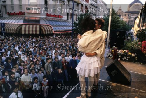 9 Mei 1987 Schiphol Oost Antwerpen Luchthaven, optreden in Antwerpen (Stage ) en optreden s\'avonds in Haren ( Groningen ) een dag met de Dolly Dots On Tour met Angela Groothuizen Ria Brieffies Patty Zomer Esther Oosterbeek en Angela Kramers