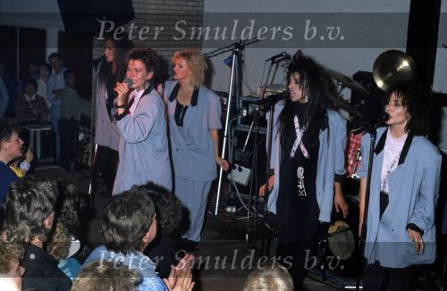 9 Mei 1987 Schiphol Oost Antwerpen Luchthaven, optreden in Antwerpen (Stage ) en optreden s\'avonds in Haren ( Groningen ) een dag met de Dolly Dots On Tour met Angela Groothuizen Ria Brieffies Patty Zomer Esther Oosterbeek en Angela Kramers