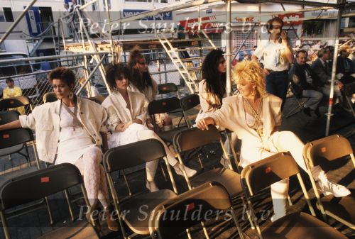 9 Mei 1987 Schiphol Oost Antwerpen Luchthaven, optreden in Antwerpen (Stage ) en optreden s\'avonds in Haren ( Groningen ) een dag met de Dolly Dots On Tour met Angela Groothuizen Ria Brieffies Patty Zomer Esther Oosterbeek en Angela Kramers