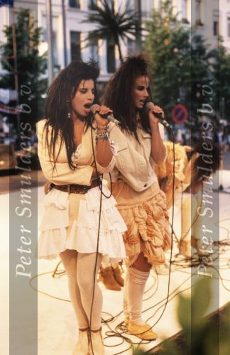 9 Mei 1987 Schiphol Oost Antwerpen Luchthaven, optreden in Antwerpen (Stage ) en optreden s\'avonds in Haren ( Groningen ) een dag met de Dolly Dots On Tour met Angela Groothuizen Ria Brieffies Patty Zomer Esther Oosterbeek en Angela Kramers
