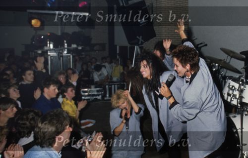 9 Mei 1987 Schiphol Oost Antwerpen Luchthaven, optreden in Antwerpen (Stage ) en optreden s\'avonds in Haren ( Groningen ) een dag met de Dolly Dots On Tour met Angela Groothuizen Ria Brieffies Patty Zomer Esther Oosterbeek en Angela Kramers