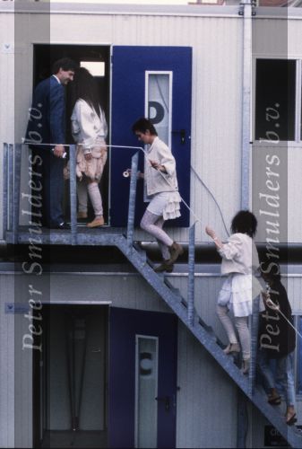 9 Mei 1987 Schiphol Oost Antwerpen Luchthaven, optreden in Antwerpen (Stage ) en optreden s\'avonds in Haren ( Groningen ) een dag met de Dolly Dots On Tour met Angela Groothuizen Ria Brieffies Patty Zomer Esther Oosterbeek en Angela Kramers