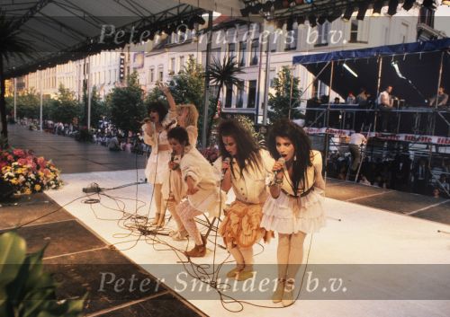 9 Mei 1987 Schiphol Oost Antwerpen Luchthaven, optreden in Antwerpen (Stage ) en optreden s\'avonds in Haren ( Groningen ) een dag met de Dolly Dots On Tour met Angela Groothuizen Ria Brieffies Patty Zomer Esther Oosterbeek en Angela Kramers