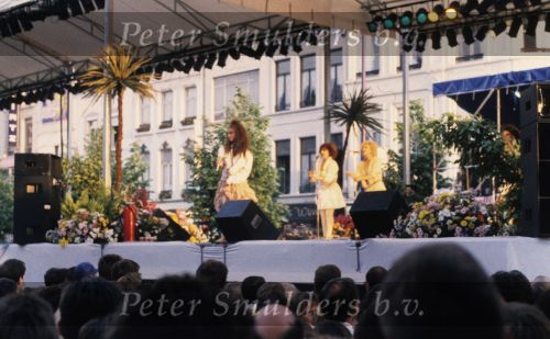 9 Mei 1987 Schiphol OostLuchthaven, optreden in Antwerpen(Stage ) en optreden in Haren ( Groningen ) een dag  met de Dolly Dots on Tour met Angela Groothuizen Ria Brieffies Patty Zomer Esther Oosterbeek en Angela Kramers
Foto Peter Smulders BV