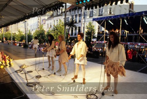9 Mei 1987 Schiphol Oost Antwerpen Luchthaven, optreden in Antwerpen (Stage ) en optreden s\'avonds in Haren ( Groningen ) een dag met de Dolly Dots On Tour met Angela Groothuizen Ria Brieffies Patty Zomer Esther Oosterbeek en Angela Kramers