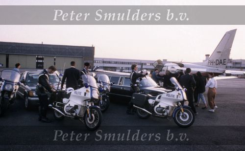 9 Mei 1987 Schiphol Oost Antwerpen Luchthaven, optreden in Antwerpen (Stage ) en optreden s\'avonds in Haren ( Groningen ) een dag met de Dolly Dots On Tour met Angela Groothuizen Ria Brieffies Patty Zomer Esther Oosterbeek en Angela Kramers