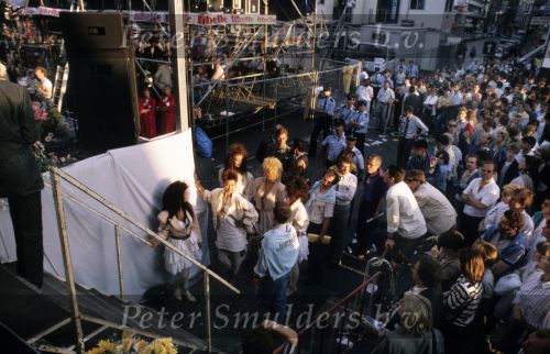 9 Mei 1987 Schiphol Oost Antwerpen Luchthaven, optreden in Antwerpen (Stage ) en optreden s\'avonds in Haren ( Groningen ) een dag met de Dolly Dots On Tour met Angela Groothuizen Ria Brieffies Patty Zomer Esther Oosterbeek en Angela Kramers