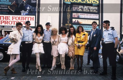 9 Mei 1987 Schiphol Oost Antwerpen Luchthaven, optreden in Antwerpen (Stage ) en optreden s\'avonds in Haren ( Groningen ) een dag met de Dolly Dots On Tour met Angela Groothuizen Ria Brieffies Patty Zomer Esther Oosterbeek en Angela Kramers