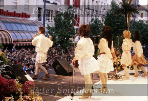9 Mei 1987 Schiphol Oost Antwerpen Luchthaven, optreden in Antwerpen (Stage ) en optreden s\'avonds in Haren ( Groningen ) een dag met de Dolly Dots On Tour met Angela Groothuizen Ria Brieffies Patty Zomer Esther Oosterbeek en Angela Kramers