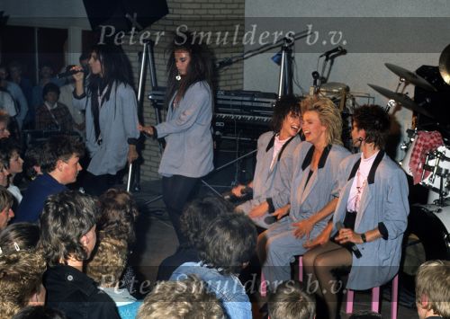 9 Mei 1987 Schiphol Oost Antwerpen Luchthaven, optreden in Antwerpen (Stage ) en optreden s\'avonds in Haren ( Groningen ) een dag met de Dolly Dots On Tour met Angela Groothuizen Ria Brieffies Patty Zomer Esther Oosterbeek en Angela Kramers