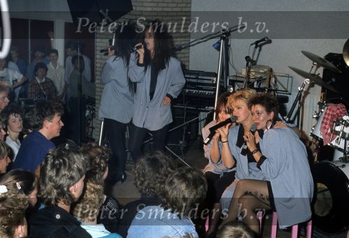 9 Mei 1987 Schiphol Oost Antwerpen Luchthaven, optreden in Antwerpen (Stage ) en optreden s\'avonds in Haren ( Groningen ) een dag met de Dolly Dots On Tour met Angela Groothuizen Ria Brieffies Patty Zomer Esther Oosterbeek en Angela Kramers
