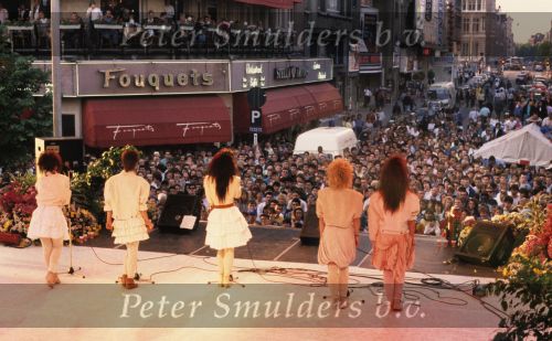 9 Mei 1987 Schiphol Oost Antwerpen Luchthaven, optreden in Antwerpen (Stage ) en optreden s\'avonds in Haren ( Groningen ) een dag met de Dolly Dots On Tour met Angela Groothuizen Ria Brieffies Patty Zomer Esther Oosterbeek en Angela Kramers