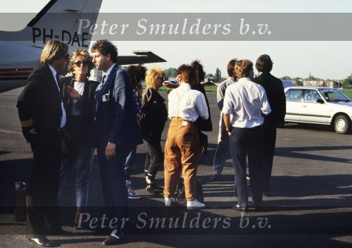 9 Mei 1987 Schiphol Oost Antwerpen Luchthaven, optreden in Antwerpen (Stage ) en optreden s\'avonds in Haren ( Groningen ) een dag met de Dolly Dots On Tour met Angela Groothuizen Ria Brieffies Patty Zomer Esther Oosterbeek en Angela Kramers