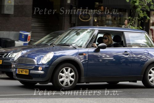 Amsterdam 17 juni 2004
Zangeres Do in haar mini cooper op de beethovenstraat.
Dominique v Hulst