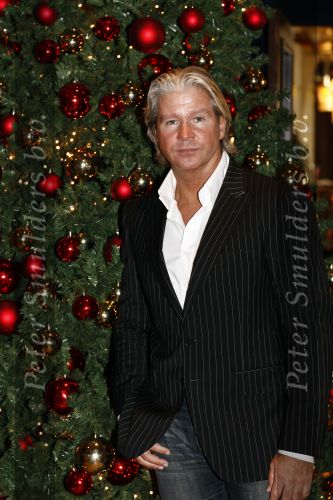 Amsterdam 12 december 2008
Dries Roelvink met champagne bij de kerstboom.
Peter Smulders bv