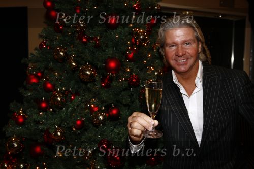 Amsterdam 12 december 2008
Dries Roelvink met champagne bij de kerstboom.
Peter Smulders bv