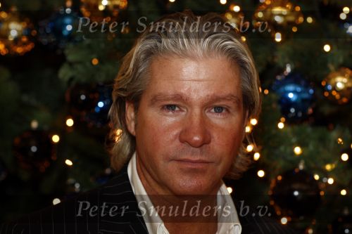 Amsterdam 12 december 2008
Dries Roelvink met champagne bij de kerstboom.
Peter Smulders bv