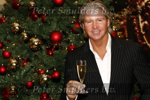 Amsterdam 12 december 2008
Dries Roelvink met champagne bij de kerstboom.
Peter Smulders bv
