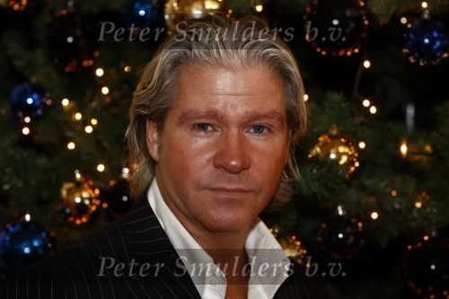 Amsterdam 12 december 2008
Dries Roelvink met champagne bij de kerstboom.
Peter Smulders bv