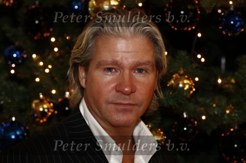 Amsterdam 12 december 2008
Dries Roelvink met champagne bij de kerstboom.
Peter Smulders bv