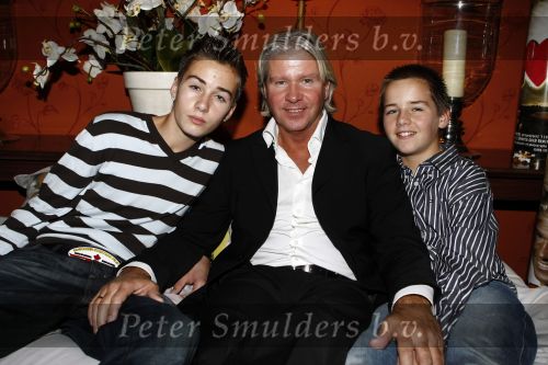 Eemnes 20 oktober 2008
Premiere i love Dries met in de hoofdrollen Dries Roelvink en Rene en Rikkie de Wit. De premiere was bij motel de witte bergen. Dries met zijn zoons
Peter Smulders bv