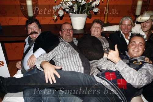 Eemnes 20 oktober 2008
Premiere i love Dries met in de hoofdrollen Dries Roelvink en Rene en Rikkie de Wit. De premiere was bij motel de witte bergen.Grad Damen en Chiel Montagne
Peter Smulders bv