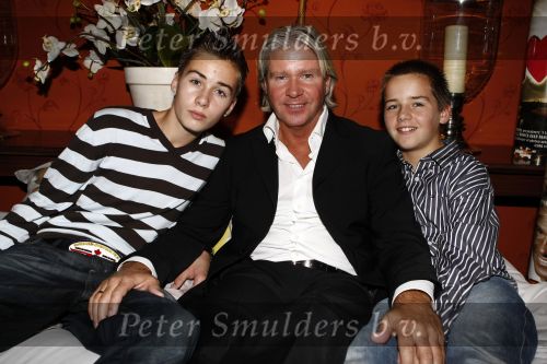 Eemnes 20 oktober 2008
Premiere i love Dries met in de hoofdrollen Dries Roelvink en Rene en Rikkie de Wit. De premiere was bij motel de witte bergen. Dries met zijn zoons
Peter Smulders bv